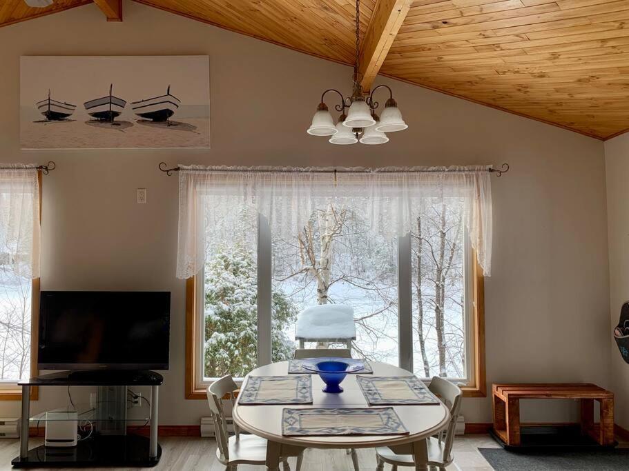 Le Chalet Bleu, Aux Pieds Des Monts-Valin Saint-David-de-Falardeau Екстер'єр фото